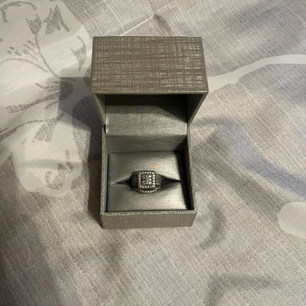 BEAUTIFUL ZALES WEDDING RING SET SIZE 5 - Picture 7 of 11
